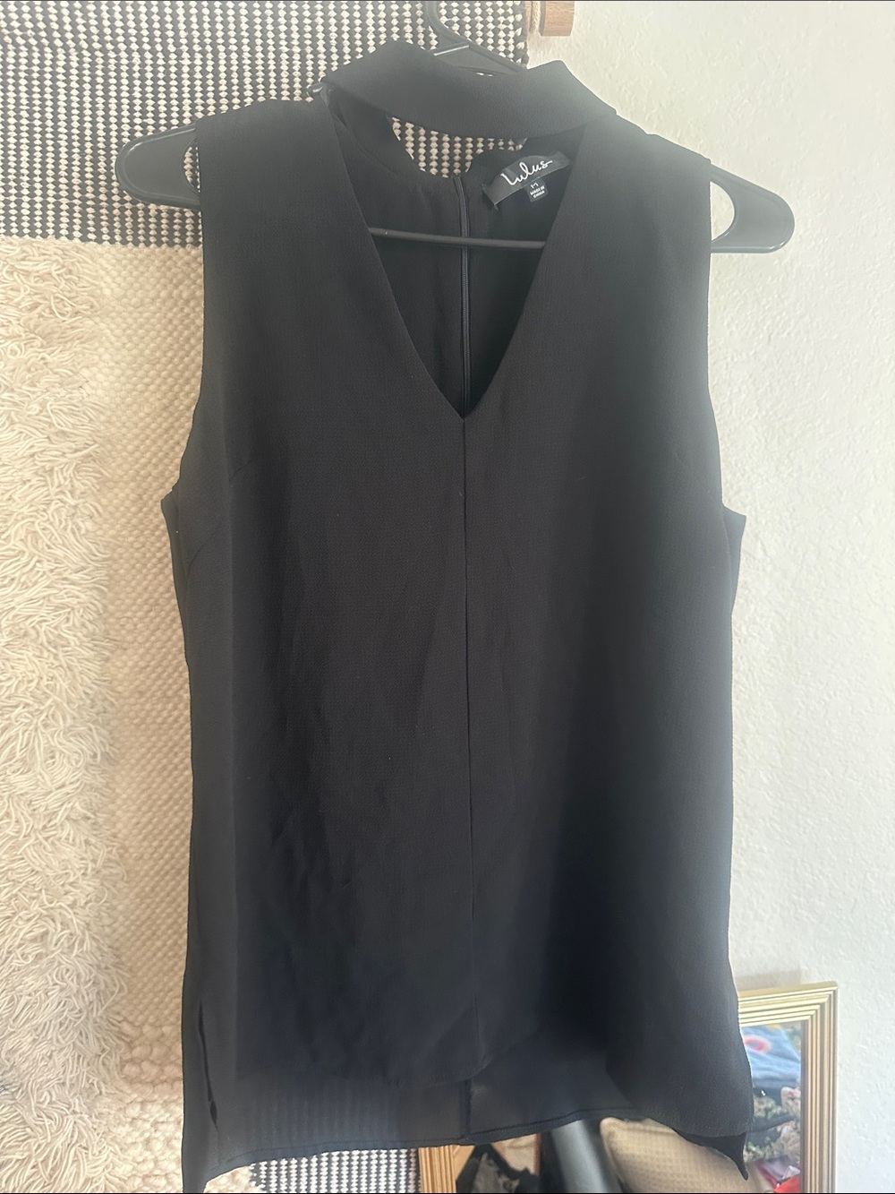 Lulu's Black V-Neck Sleeveless Camisole